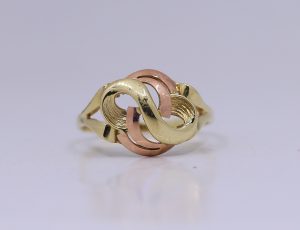 Zlatý elegantní proplétaný prsten