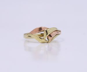 Zlatý elegantní prsten dvou barev