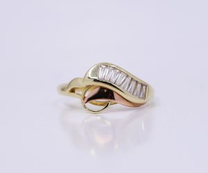 Zlatý prsten s pásem bílých kamenů