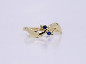 Zlatý prsten dvou modrých kamínků
