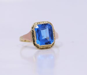 Zlatý prsten s velkým modrým prstenem