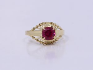 Zlatý elegantní prsten s růžovým kamenem