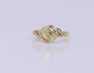 Zlatý proplétaný prsten dvou barev
