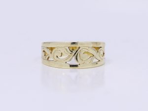 Zlatý vyřezávaný prsten