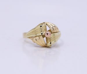 Zlatý elegantní prsten s kuličkou
