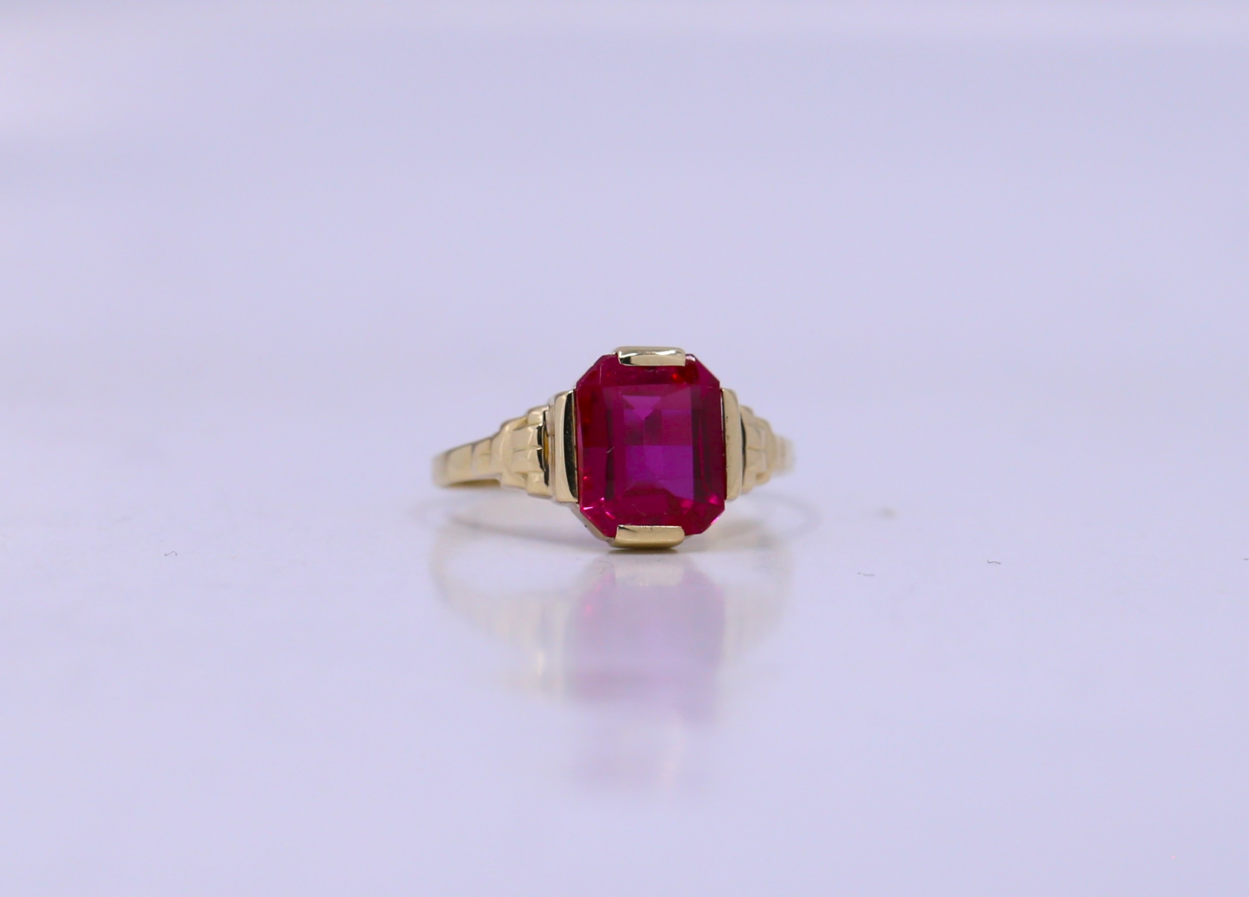 Zlatý prsten s velkým růžovým kamenem