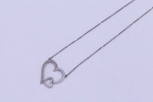 Zlatý bílý řetízek se srdcem a diamanty