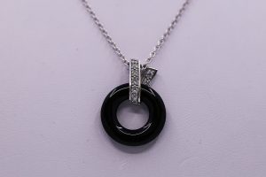 Zlatý náhrdelník Guy Laroche s diamanty