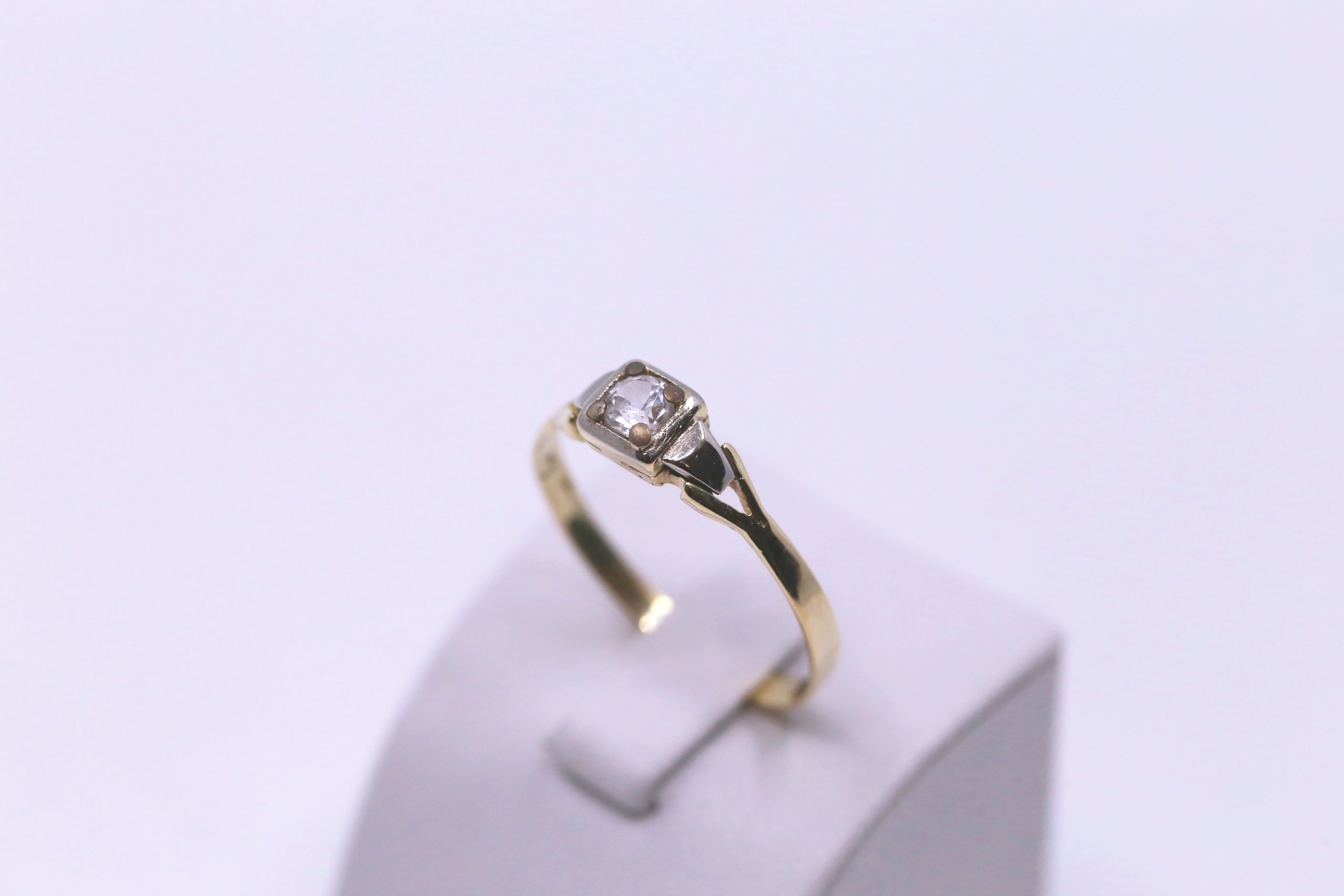 Prsten s bílým kamenem