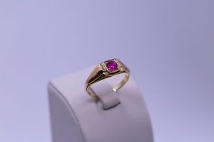 Prsten červený kámen