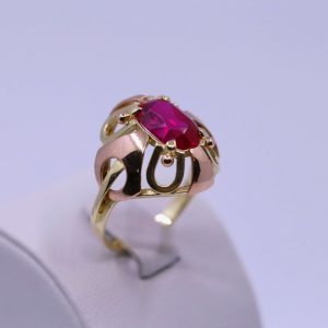 Prsten červený kámen