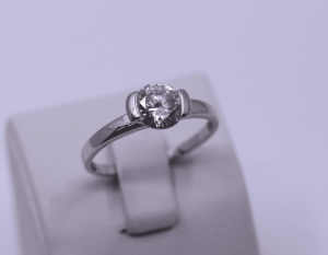 Prsten v bílém zlatě