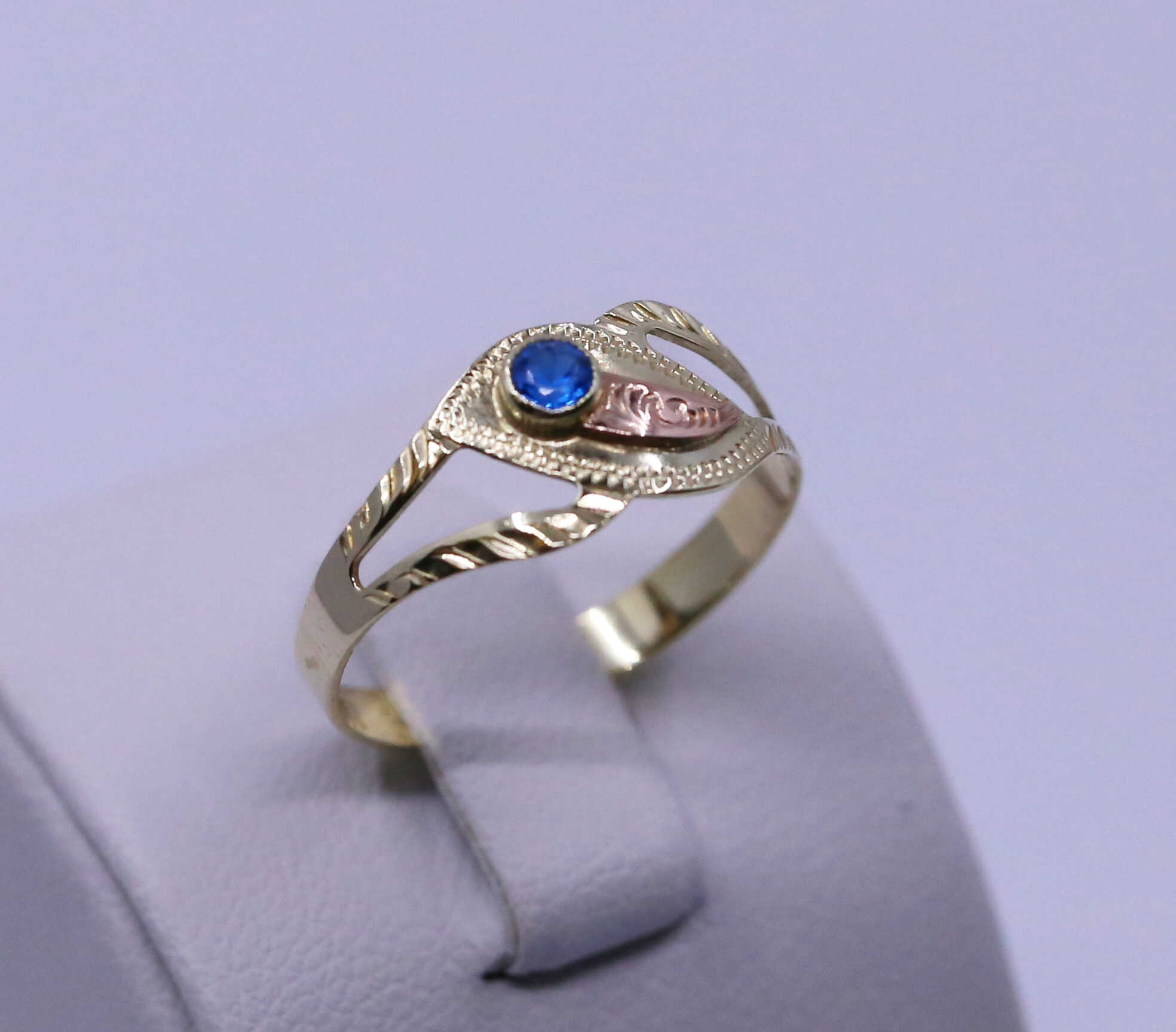 Prsten s modrým kamenem