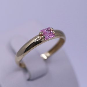 Prsten s růžovým kamenem