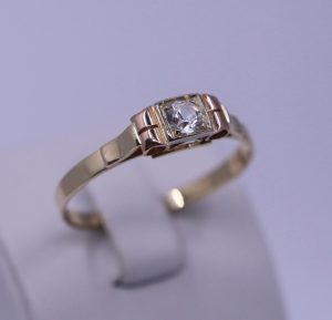 Prsten s bílým kamenem