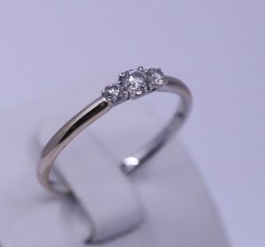 Prsten s diamanty dev