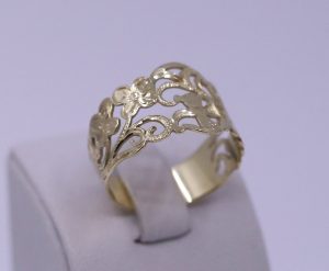 Prsten vyřezávaný