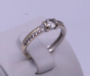 Prsten s bílým kamenem