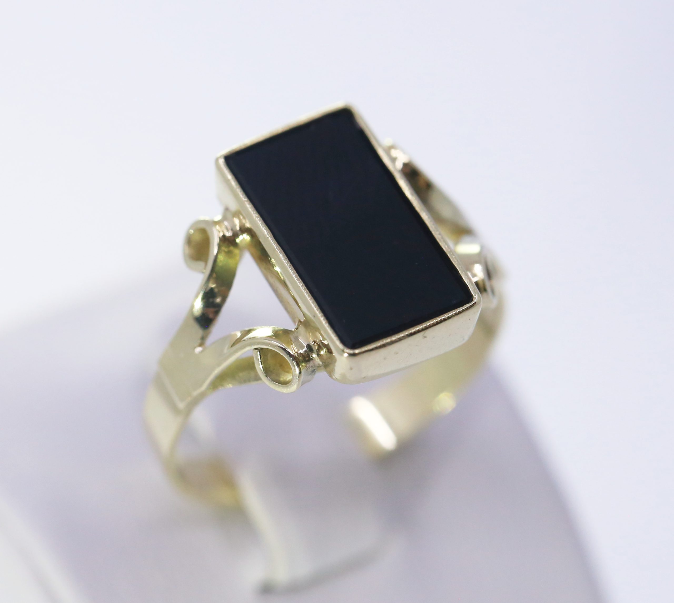 Pánský zlatý prsten s černým kamenem 14k – 4,54g