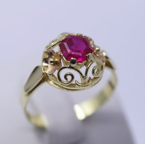 Zlatý prsten retro červený kámen