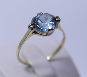 Prsten v bílém zlatě modrý kámen