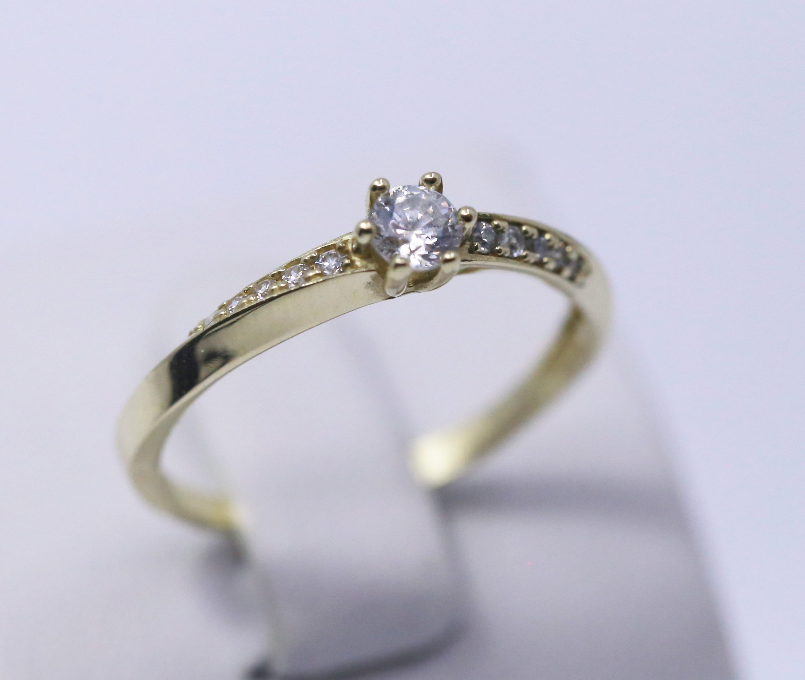 Zlatý dámský prsten se zirkony 14k – 1,55g