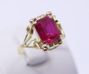 Zlatý prsten retro červený kámen