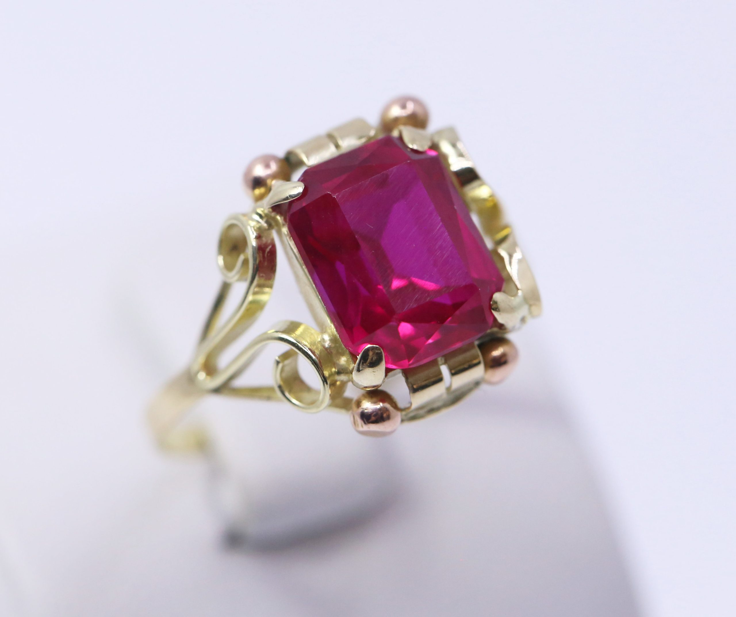 Zlatý retro prsten s červeným kamenem 14k – 2,72g