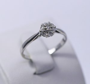 Prsten v bílém zlatě kamínky