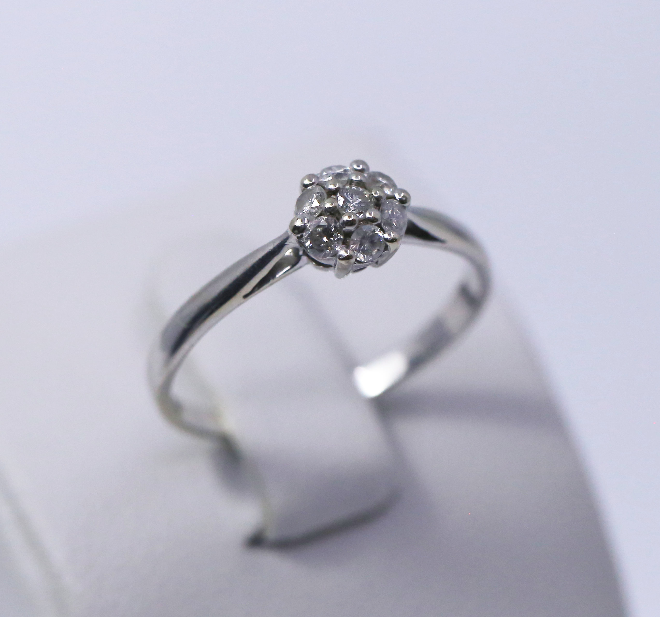 Zlatý dámský prsten bílé zlato s kamínky 14k – 1,43g