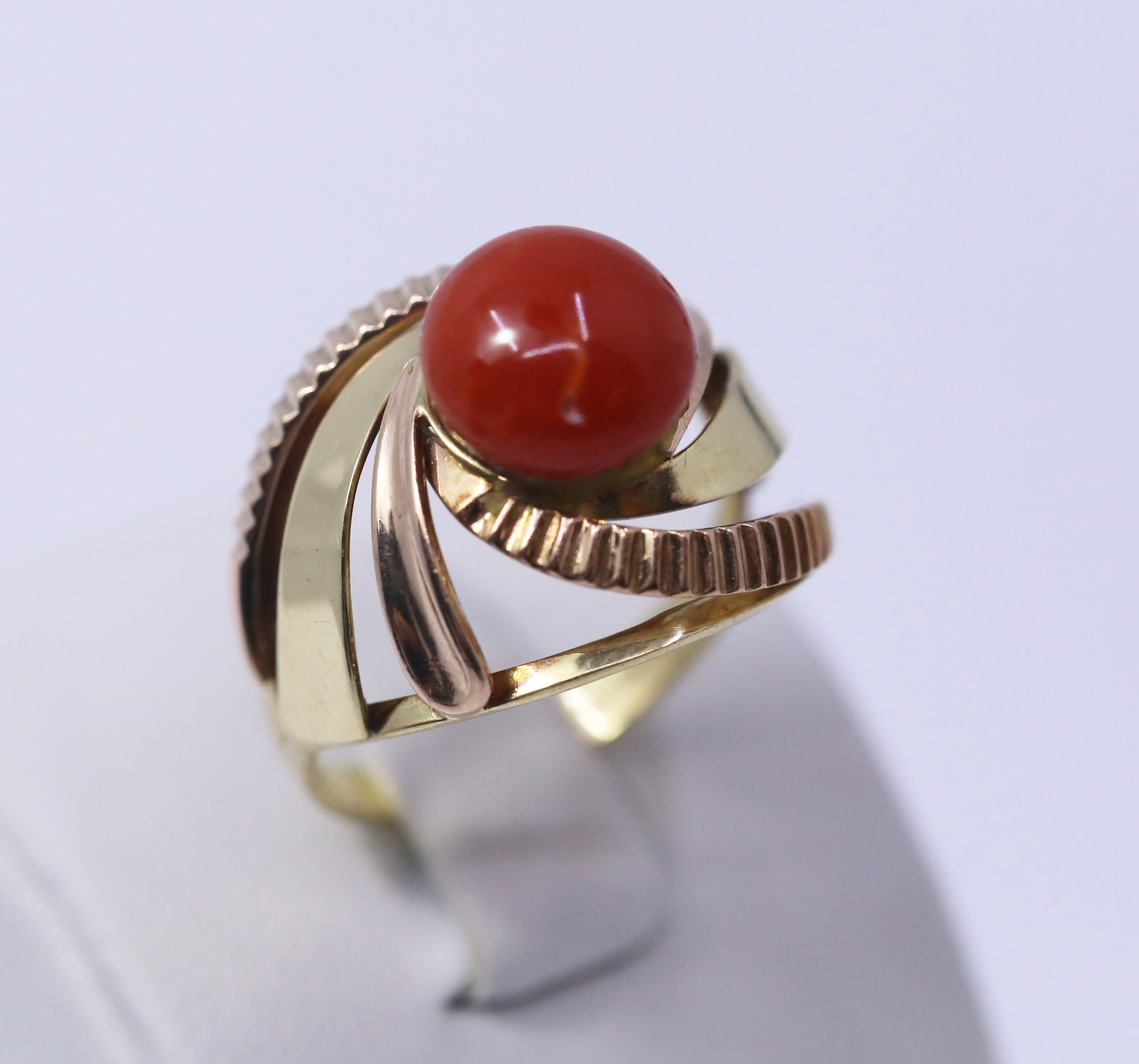 Zlatý dámský prsten s přírodním korálem 14k – 4,1g