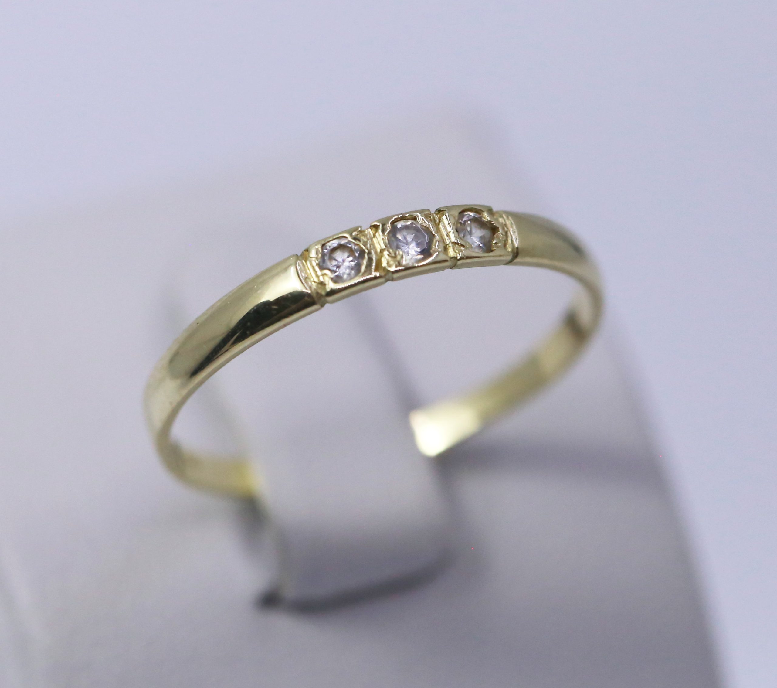 Zlatý dámský prsten tři kamíny 14k – 1,17g