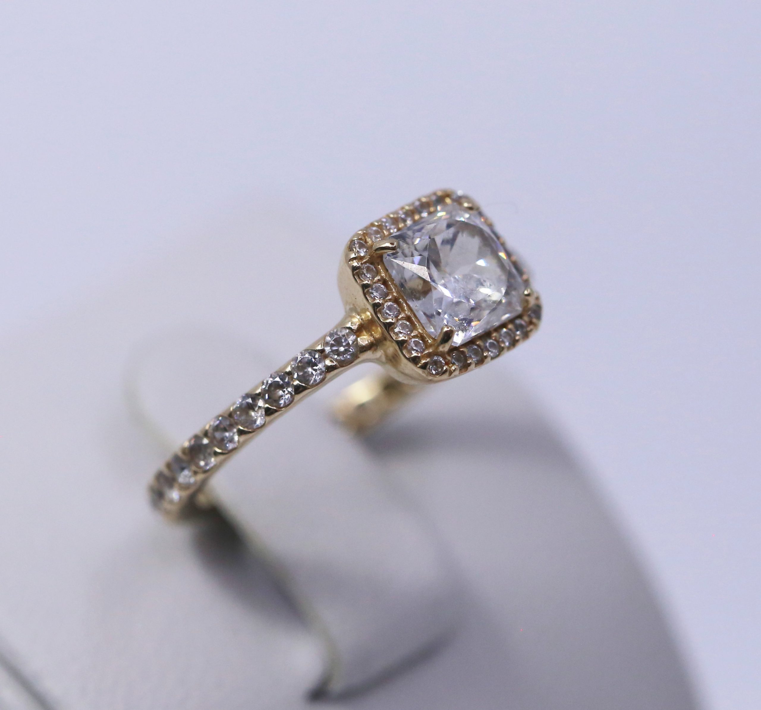 Zlatý dámský prsten s luxusními kameny 14k – 2,34g