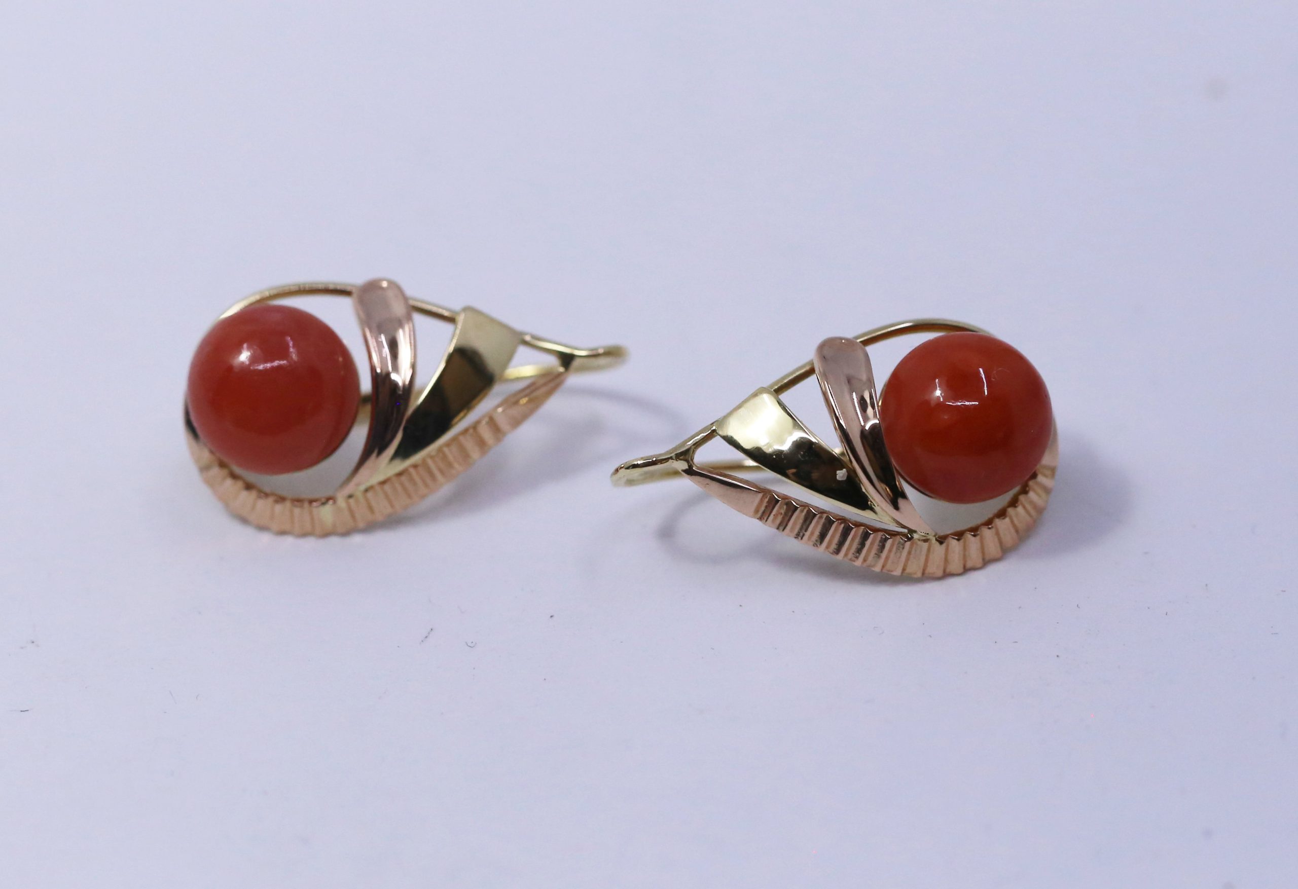 Zlaté dámské náušnice s přírodním korálem 14k – 4,49g