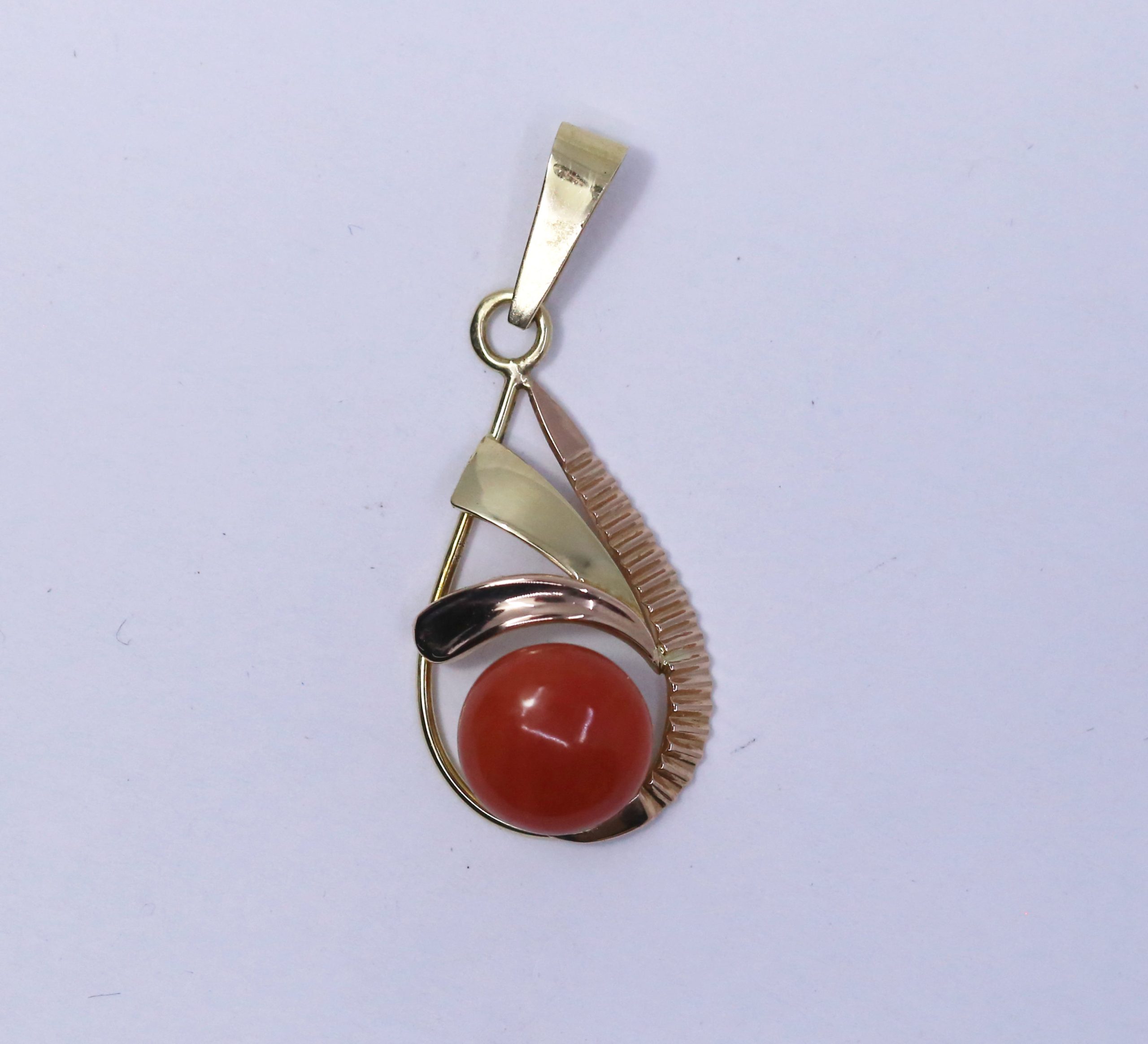 Zlatý přívěsek s přírodním korálem 14k – 2,3g