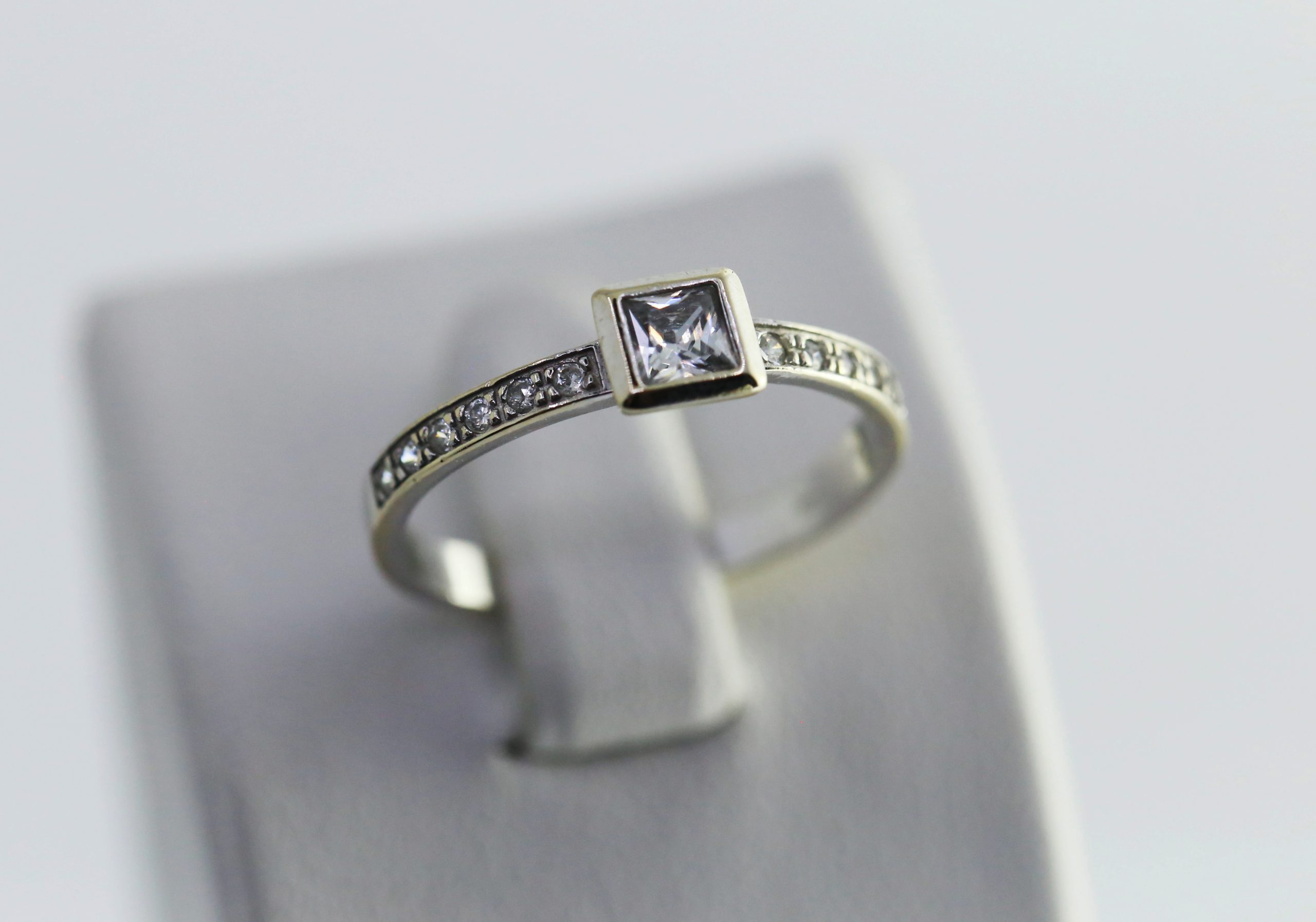 Zlatý dámský prsten s bílým kamenem 14k – 1,15g