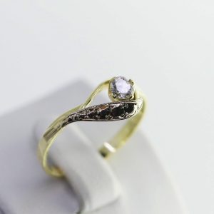 Zlatý dámský prsten s bílym kamenem 14k – 2,29g