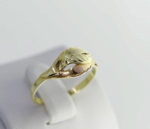 Zlatý dámský prsten s červeným pruhem 14k – 1,65g