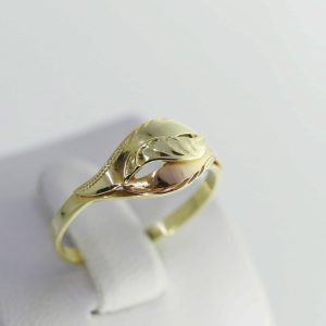 Zlatý dámský prsten s červeným pruhem 14k – 1,65g