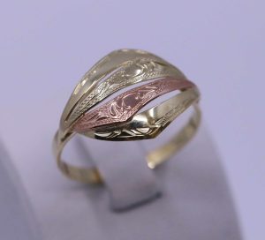 Zlatý dámský prsten s červeným pruhem 14k – 5,61g