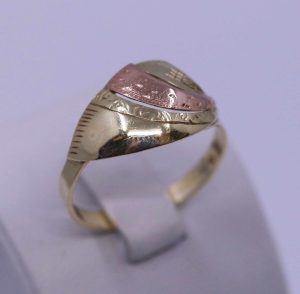 Zlatý dámský prsten s červeným pruhem 14k – 2,42g