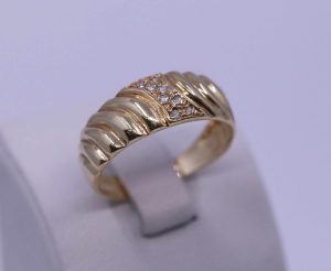 Zlatý dámský prsten pruhovaný 14k – 2,94g