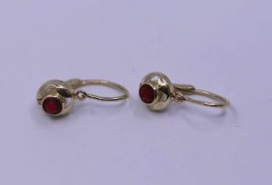 Zlaté náušnice s červenýma kamenama 14k – 1,08g
