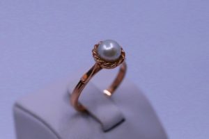 Zlatý dámský prsten s perlou 14k – 2,79g