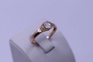 Zlatý dámský prsten s bílým kamenem 14k – 2,21g