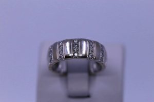 Zlatý dámský prsten s diamantama 18k – 6,19g
