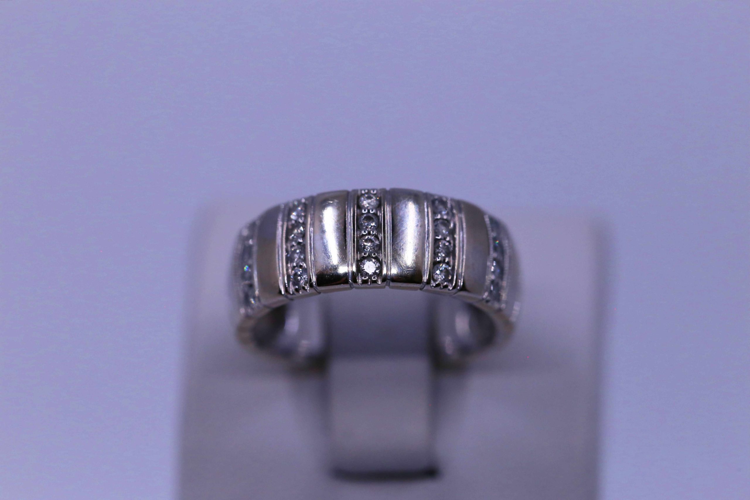 Zlatý dámský prsten s diamantama 18k – 6,19g