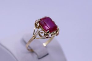 Zlatý dámský prsten s červeným kamenem 14k – 3,11g