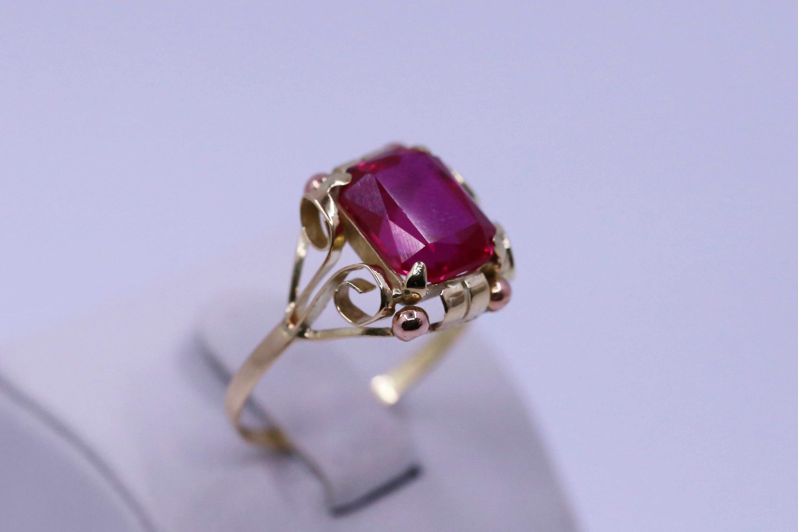 Zlatý dámský prsten s červeným kamenem 14k – 3,11g