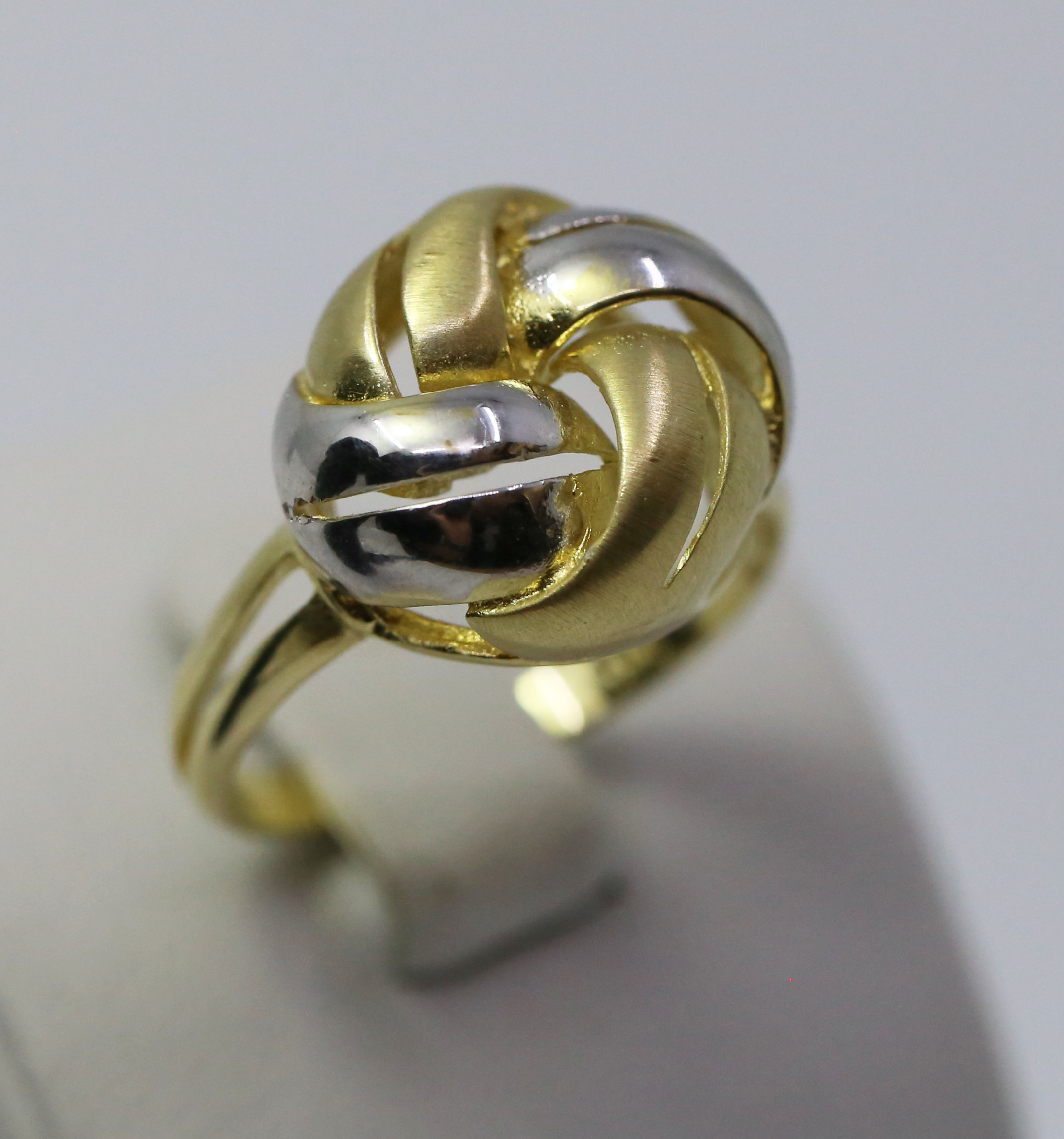 Zlatý dámský prsten twister 14k – 4,17g